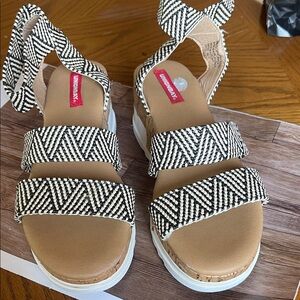 UNIONBAY Black & White Woven Platform Sandals